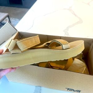 BRAND NEW Teva Midform size 6.